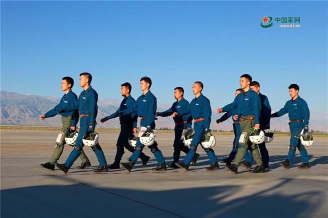 新飛行員列隊進場。(圖/中國軍網)
