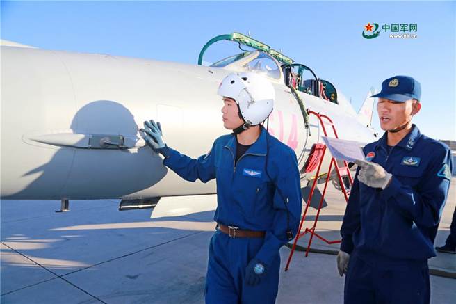 新飛行員開飛前檢查戰機。(圖/中國軍網)

