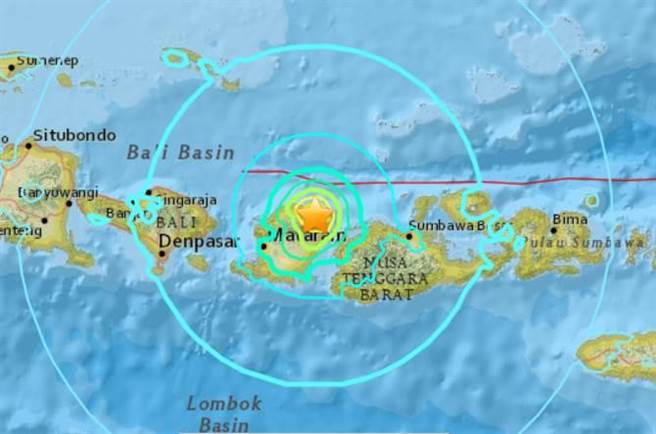 印尼龍目島周日再度發生規模6.3強震，震央位於龍目島的東北方，震源深度7公里。(圖/USGS)
