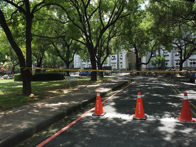 国立嘉义大学民雄校区惊传女大生坠楼意外，警方初步研判，女学生为高处坠楼，现正封锁现场进行调查。（张伊珊摄）