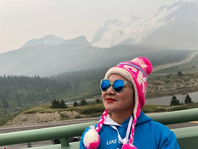白冰冰在加拿大旅遊，在當地買了各色太陽眼鏡。（白冰冰提供）