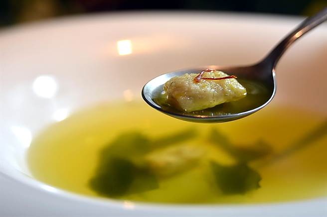手工製作的虱目魚丸味道鮮甜，金黃色魚湯內並漂浮著番紅花。（圖／姚舜）