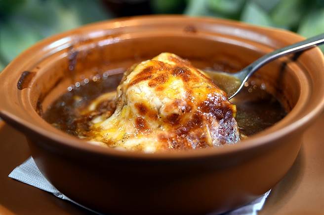 除了「台魂創意料理」，喜新戀舊的〈綻1852〉菜單上，保留了用厚片起司覆蓋的〈法式洋蔥湯〉。（圖／姚舜）