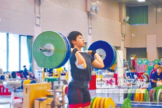 洪萬庭出征女子舉重69公斤級