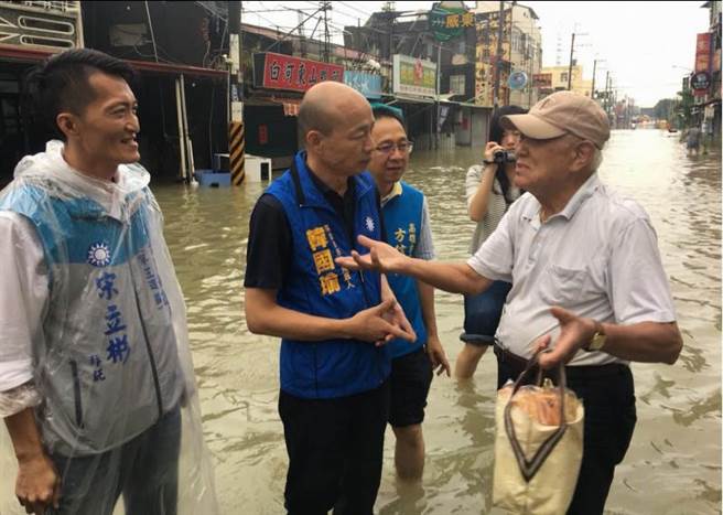 韓國瑜24日到岡山嘉興路探視淹水災情，並聆聽居民心聲。（資料照片，林雅惠攝）