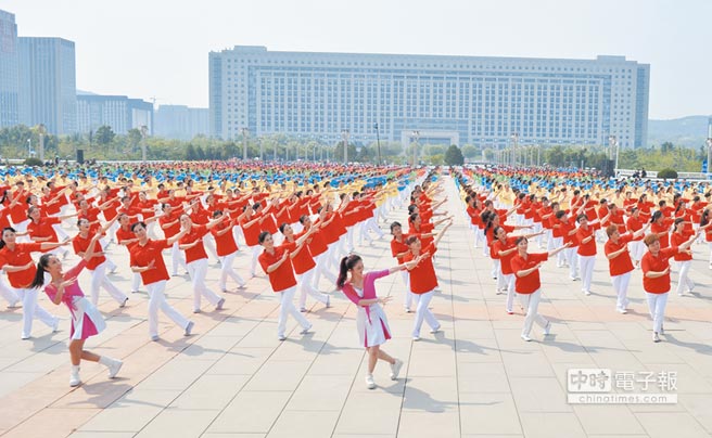3000位大媽著統一服裝齊聚濟南奧體中心廣場大跳廣場舞。（中新社資料照片）