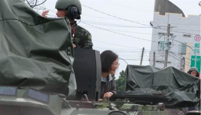 蔡总统原本是搭云豹装甲车进入尚在淹水的嘉义布袋镇永安里勘灾。（张亦惠摄）