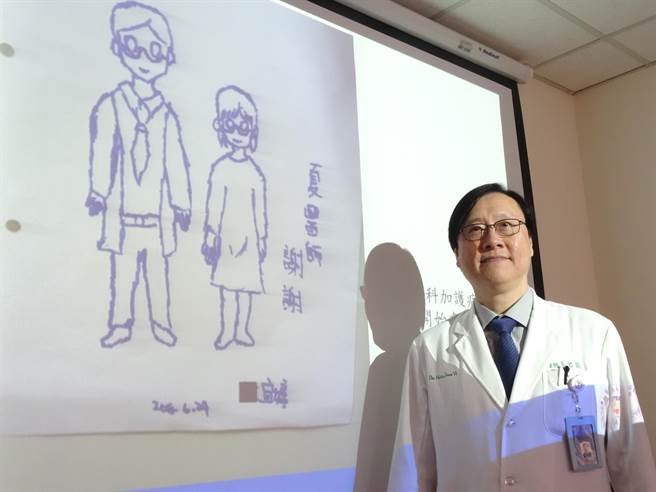 宜婷接受雙肺移植後康復進行復健時，畫下主治醫師夏君毅的畫像，寫下心中的感謝。（馮惠宜攝）