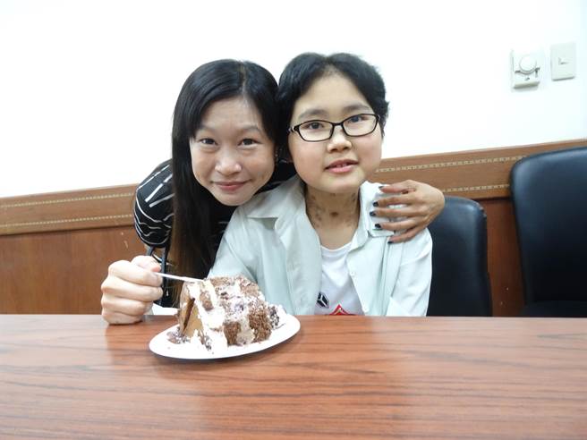 宜婷等到終於可以出院後，開心的和媽媽一起吃蛋糕。（馮惠宜攝）