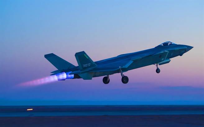 解放军歼-20战机2018年5月参加夜间对抗训练的画面。（新华社）
