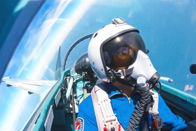 中共空军新研发的飞行头盔面罩上有最先进的联合指令系统与讯息显示系统。图为今年3月共军发布在南海战斗巡航时的照片，明显可见苏-35飞行员已改用全罩式萤幕显示系统头盔。（图／新华社）