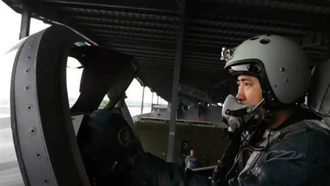 中共空军飞行员之前所使用的TK-12A飞行头盔。（图／环球时报）