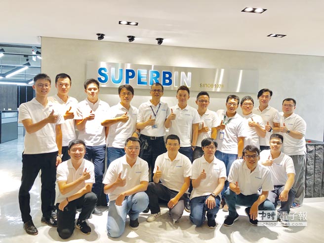 上儀公司經理黃浩洋（後排右六）與技術經理陳彥穆博士（左四）領軍，上儀（SuperbIN）成功卡位高階雷射微加工機台市場。圖／簡立宗