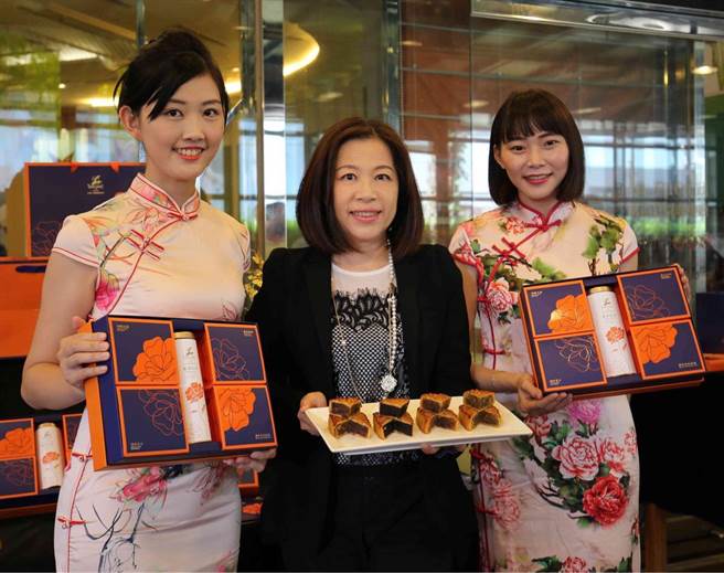 台南市中西區老牌的大億麗緻酒店今年推出的月餅禮盒搭配一罐紅茶，讓民眾吃餅配茶，口味剛剛好。（程炳璋攝）