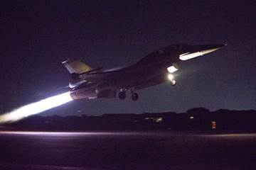 亞運選手載譽歸來 F-16戰機升空釋放120發熱焰彈迎接