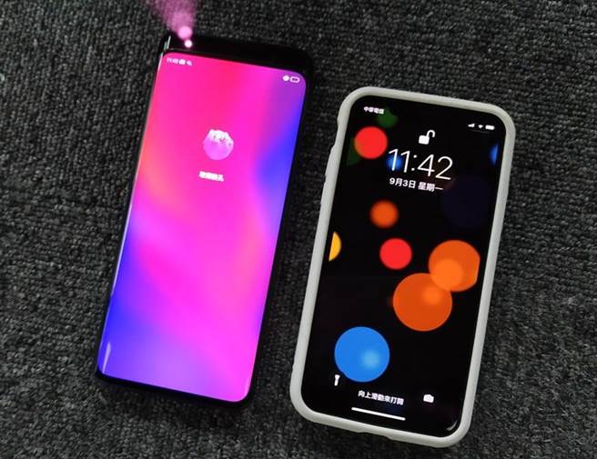 OPPO Find X(左)採用3D结构光来实现跟iPhone X Face ID媲美的脸部解锁技术。(图／黄慧雯摄) 