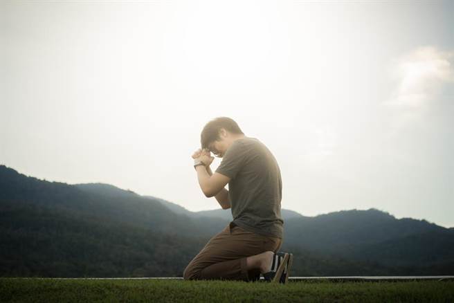 婚紗攝影偷拍女子洗澡、上廁所遭逮，跪地求原諒。示意圖，非當事人。（達志影像/shutterstock提供）
