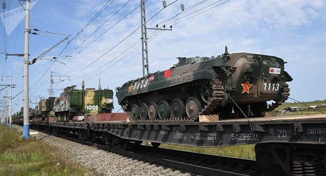 参加俄罗斯「东方-2018」战略军演的共军装甲部队，装备武器运往西伯利亚预备进行演习。（图／卫星通讯社）
