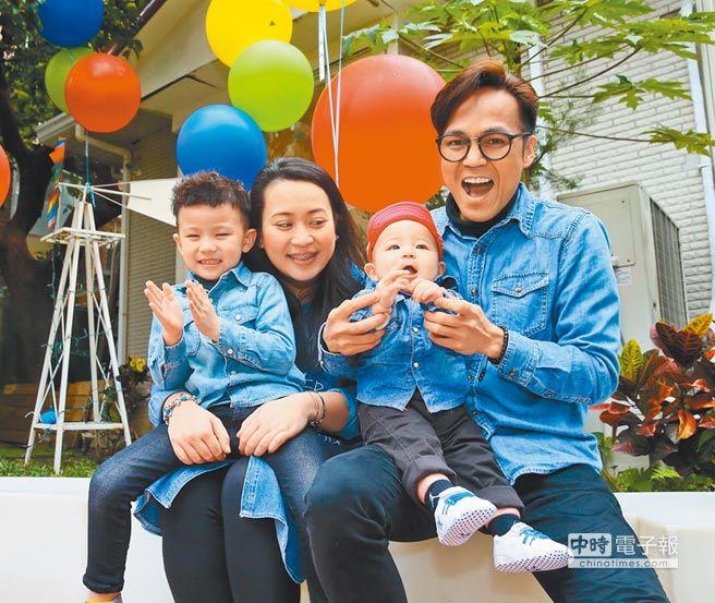 2016年3月，演員徐詣帆（右）與妻子及兩個孩子。（本報系資料照片）