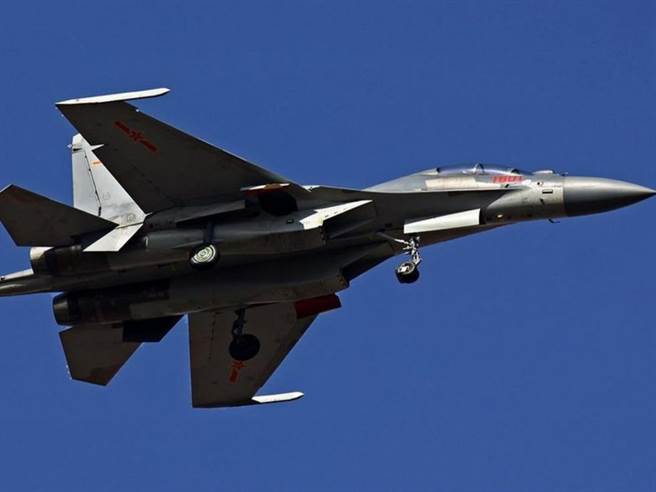 在网上曝光的歼-16D试验飞行照片，外部明显有些改造的差异。（图／网路）