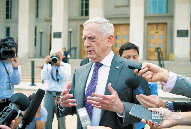 2018年8月7日，美国国防部长马提斯在华盛顿五角大楼前回答记者提问。（新华社资料照片）