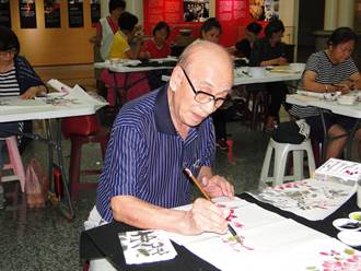 花蓮畫家黃玉英教畫 93歲書法家劉鳴岐也來學