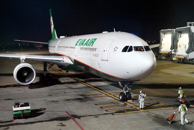 长荣航空7日以空中巴士A330大型客机搭载293名旅客从函馆返台。（范扬光摄）