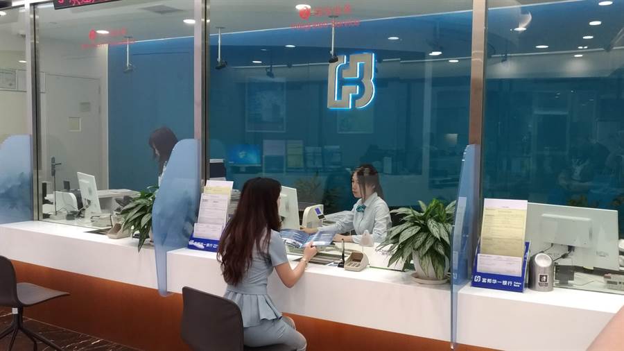 為解決台灣人在大陸越來越開立銀行帳戶問題，富邦華一銀行推出台胞便捷開戶服務。圖：吳泓勳攝