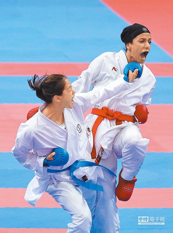 雅加達亞運空手道女子55公斤級金牌戰，文姿云（左）擊敗伊朗選手奪下金牌。（本報資料照片）