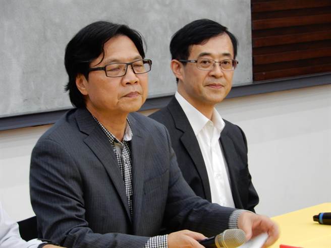 教育部长叶俊荣今天召开记者会（左），要求台大重启校长遴选。（林志成摄）