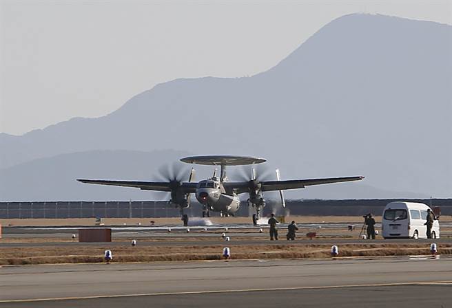 日本将再购入9架E-2D先进鹰眼早期空中预警机，其这款最先进的预警机总数达到13架，加上其他的预警机，将成为亚洲最大、总数高达30架的预警机队。图为在日本美军基地滑行的E-2D预警机。（图／美联社）