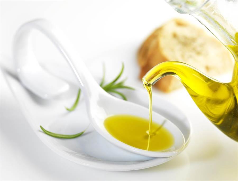 新研究顯示，飲食多吃橄欖油，可幫助男性重振雄風，效果比威而鋼還強！(達志影像/shutterstock)