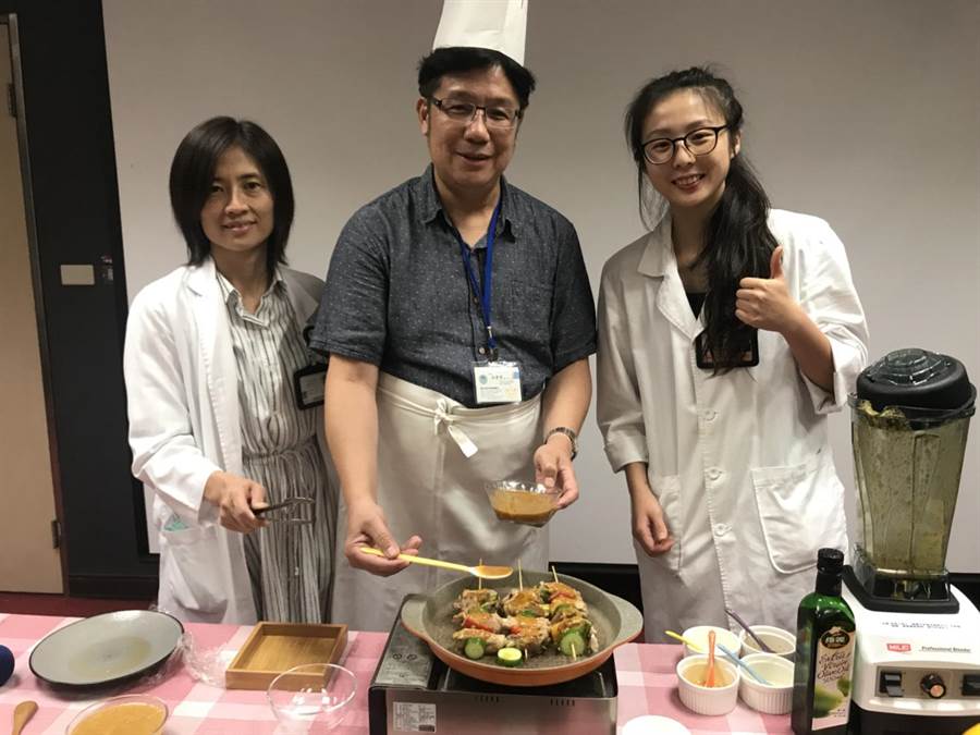 衛生福利部基隆醫院營養師團隊推出「香柚蔬果烤肉醬」，由美女營養師林函儀（右）與院長林慶豐（中）來教大家如何吃得健康。（張穎齊攝）
