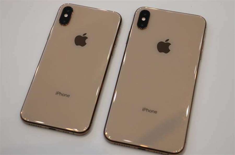 iPhone Xs與iPhone Xs Max背面。iPhone Xs的金色款式讓人乍看之下與iPhone 8的金色略有不同，感覺金色更深一點，邊框呈現的顏色也有所不同。（圖／黃慧雯攝）
