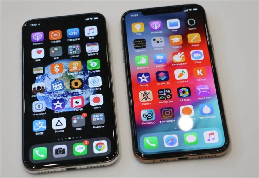 iPhone X（左）與iPhone Xs的正面，嚴格來說看不出來差別。（圖／黃慧雯攝）
