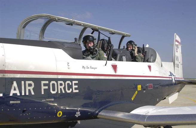 美國空軍確定T-6初級教練機的供氧問題，在於水氣與管線中的阻塞。(圖/美國空軍)