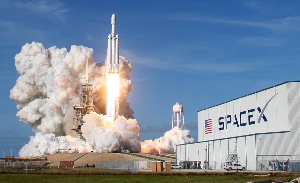圖為今年2月SpaceX重型火箭在美國佛羅里達卡納維爾角太空基地發射。（圖／路透）