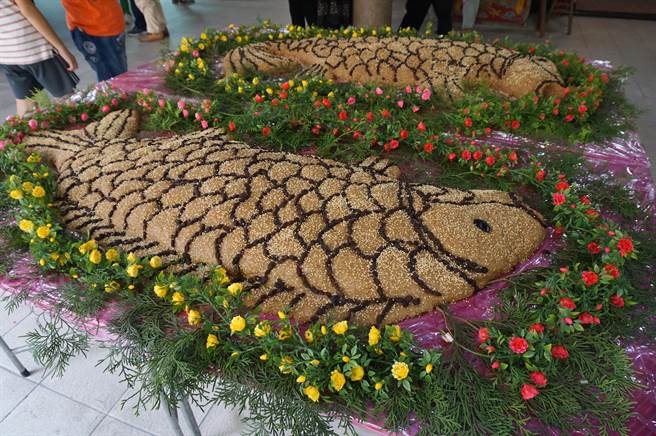 永安宮製作製作108斤重的雌雄鯉魚米糕酬神。（王文吉攝）