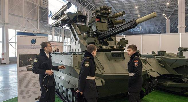 俄罗斯的铀-9战斗机器人已在叙利亚战场经过实战测试，可能在今年就开始量产。未来这种大型战斗机器人还能以空投方式直接投入战场进行作战。（图／卫星通讯社）