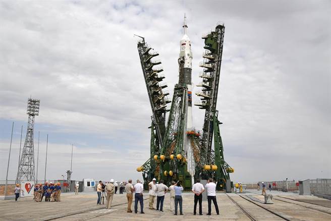 联盟号飞船与联盟-MS运载火箭在拜科努尔航天中心组装，准备载运太空人到国际太空站。（图／能源火箭航天集团）