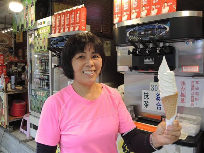 新竹縣內灣鮮奶屋霜淇淋有著特殊的豆漿口味霜淇淋，不少人就愛這一味。（邱立雅攝）