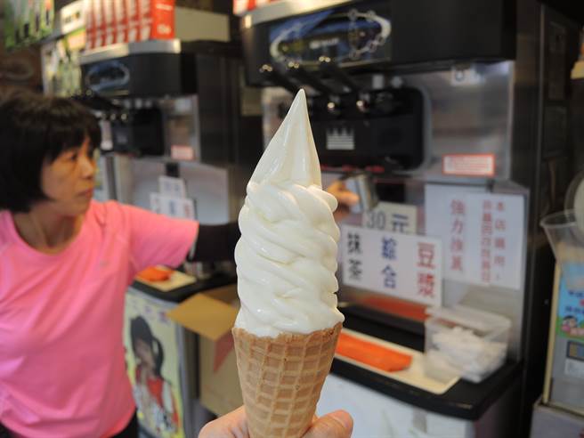 新竹縣內灣老街上的鮮奶屋霜淇淋有著特殊的豆漿口味霜淇淋，吃起來清淡爽口不甜膩。（邱立雅攝）