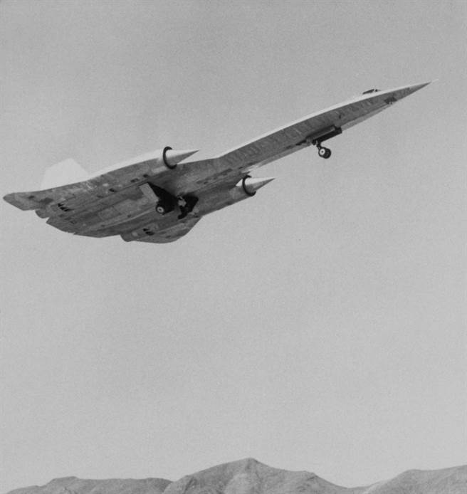 黑鳥偵察機是據圖中A-12牛車偵察機所改進設計。圖為A-12首次試飛檔案照。（圖／洛克希德馬丁公司）