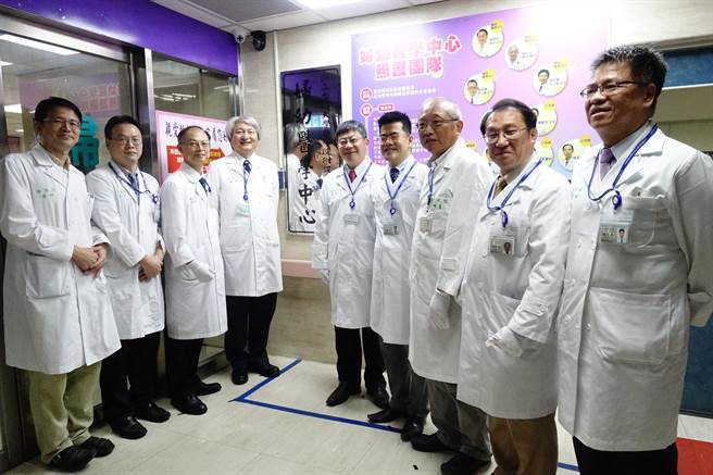 台大雲林分院生殖醫學中心25日正式揭牌啟用，六月已有一名試管嬰兒成功，右五是院長黃瑞仁、右三是國際婦癌專家陳祈安教授。（周麗蘭攝）