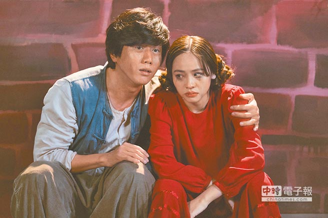 莫子仪（左）在《台北歌手》的剧中剧单元饰演口吃的车夫，右为饰演妻子的黄姵嘉。