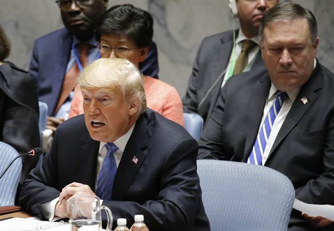 美國總統川普26日在聯合國安理會發表談話。坐他身後的是美國國務卿蓬佩奧。（圖／路透）