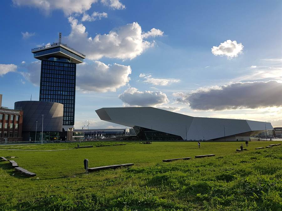 智崴首座海外合資飛行劇院「This is Holland」（圖中圓柱形建築），位於荷蘭首都阿姆斯特丹核心區，圖右建築為EYE藝術館。（圖／智崴提供）