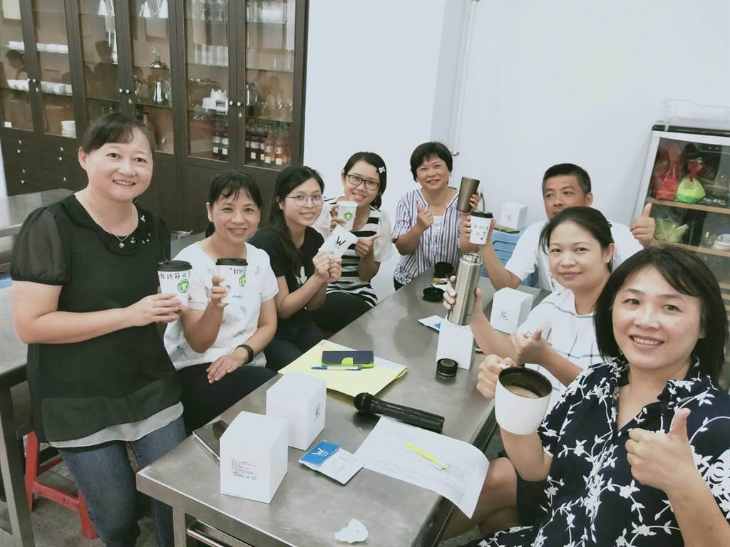 花蓮四維高中觀光餐飲學程主任江東容（右）與老師們分享學生致贈的手沖咖啡。（范振和攝）  