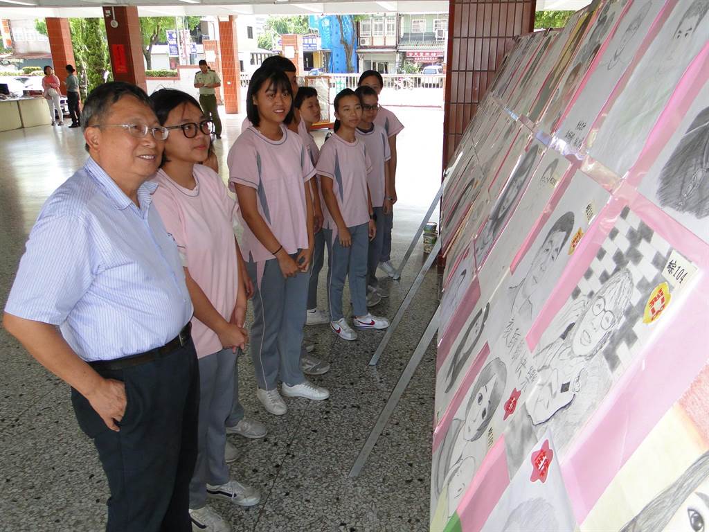 花蓮四維高中校長蔡忠和（左一）和學生在川堂欣賞老師素描展。（范振和攝）  