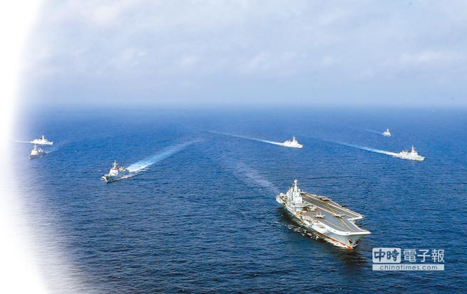 辽寧舰航母和潜艇部队进行实兵对抗训练。（中新社资料照片）